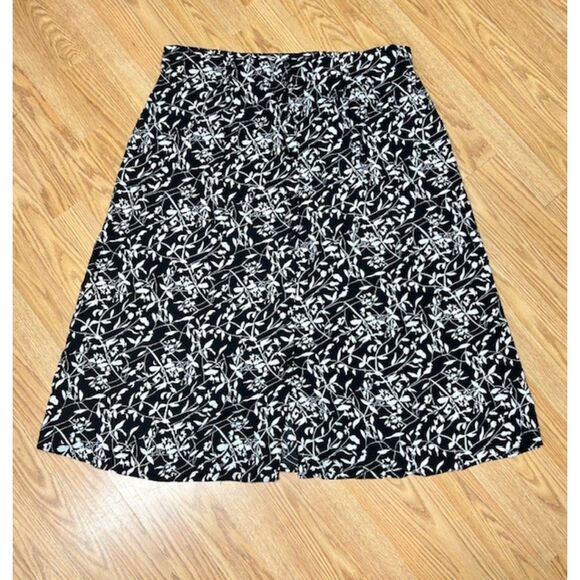 2X - Sag Harbor Woman - black/white leaf pattern - button front skirt - Picture 1 of 6